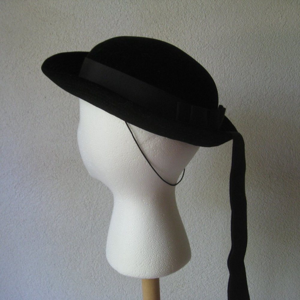 SOLD l 50s Mr Herbert Black Velvet Round Trailing Grossgrain Ribbon Bow Hat - Picture 3 of 8